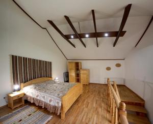 Giường trong phòng chung tại Villa Roksolana