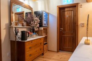 a room with a dresser with a mirror and a door at Kleine Villa Rose in Eltville
