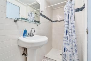 Koupelna v ubytování Chic 2-Bedroom Seaside Getaway