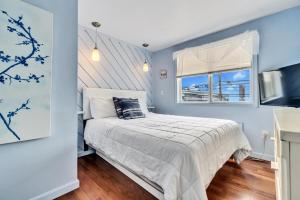 Postel nebo postele na pokoji v ubytování Chic 2-Bedroom Seaside Getaway