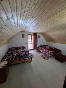 Postel nebo postele na pokoji v ubytování Cabana Bradu Moșului