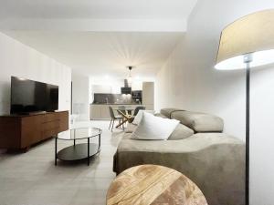 Una sala de estar con un sofá y un televisor. en FTV Holidays Homes - Casa Relán, en La Oliva