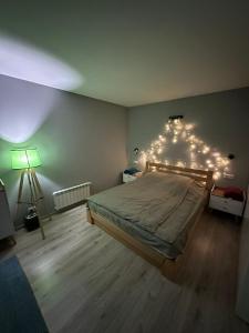 Ένα ή περισσότερα κρεβάτια σε δωμάτιο στο Hygge Apartment