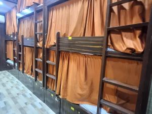 Palanda nebo palandy na pokoji v ubytování Unibed Dormitory