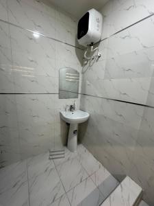 Vannituba majutusasutuses Spacious and luxurious studio apartment in OguduGRA