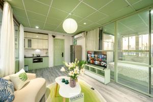 Η κουζίνα ή μικρή κουζίνα στο Luxe Paradise Apartment To Ngoc Van Ha Noi