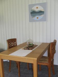 una mesa de madera con 2 sillas y un bol en ella en Slice of Paradise, en Tarukenga 12 fotos más