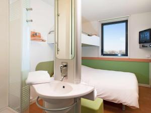 Postel nebo postele na pokoji v ubytování ibis budget Toulouse Aeroport
