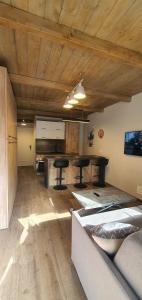 un soggiorno con un divano e un tavolo di Moda Apartments 38 a Sestriere