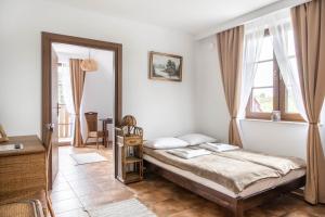 Postel nebo postele na pokoji v ubytování Pensjonat Dom Podróżnika
