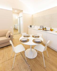 a living room with a white table and chairs at Monti Nonna Francesca - ZENO 49 in Rome