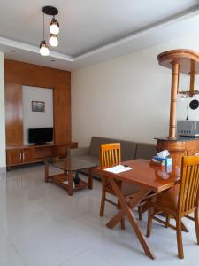 un salon avec une table et un canapé dans l'établissement Mango Tree, à Vung Tau