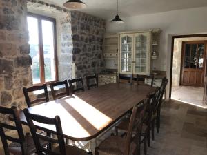 a dining room with a wooden table and chairs at Le Mas Daniélou - 4 étoiles - Climatisé in Chandolas