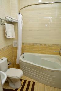 Un baño con bañera, inodoro y lavabo. en Said Islom Khoja, en Khiva