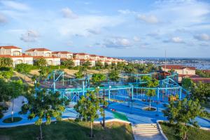 Der Swimmingpool an oder in der Nähe von Centara Mirage Resort Mui Ne