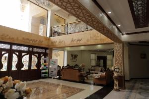 una gran sala de estar con sofás y un balcón. en Said Islom Khoja, en Khiva 38 fotos más
