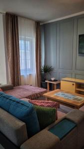 a living room with a bed and a couch at Casa Alba in Mamaia Nord