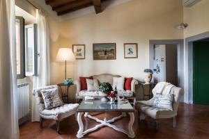 A seating area at Casavilla Rentals by Torre a Cona