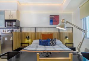Posteľ alebo postele v izbe v ubytovaní Relaxing Apt Bgc Business Ready with 84inch Cinema