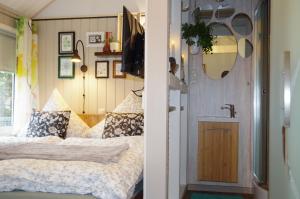 Postel nebo postele na pokoji v ubytování gemütliches Tiny House mit Sauna, Kamin und Fahrradgarage