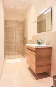 Koupelna v ubytování Apartment Comfort - with Aircondition! + 22 fotografií