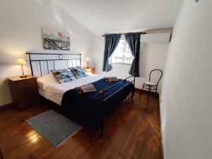 Een bed of bedden in een kamer bij casa na aldeia - entre Fundão e Covilhã