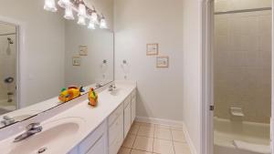 Ένα μπάνιο στο A Place of Grace-Sunset Beach-Beachfront-Pet Friendly-Community pool +32 φωτογραφίες