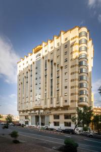 un grande edificio bianco sul lato di una strada di Emaar Al Noor a La Mecca