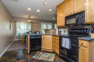 Dapur atau dapur kecil di Union Grove in Salt Lake with Hot Tub and Foosball