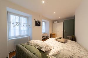 ein Schlafzimmer mit einem Bett und einem Fenster in der Unterkunft Nid d'émeraude - Votre escale cosy à Haguenau in Haguenau + 20 Fotos
