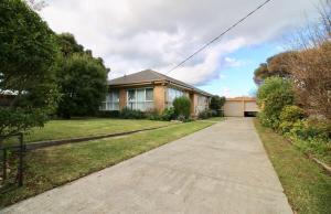 a house with a driveway in front of it at Rosebud Comfort Retreat in Rosebud