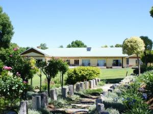 a house with a garden in front of it at Mieliefontein Karoo Guest Farm in Hanover Road