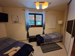 Posteľ alebo postele v izbe v ubytovaní BUTOROWY RESIDENCE Apartament "GÓRSKA ORCHIDEA"
