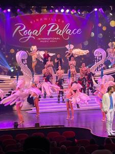 Eine Gruppe von Tänzern auf der Bühne in einem Schönheitspalast in der Unterkunft Nid d'émeraude - Votre escale cosy à Haguenau in Haguenau