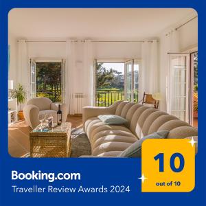 a living room with a large sectional couch at Penthouse Casa Astona in Amoreira