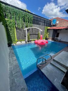 uma piscina com uma jangada insuflável numa casa em Griya Ngasem Djogja em Yogyakarta