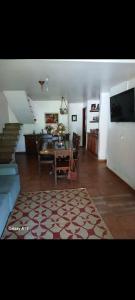 ein Wohnzimmer mit Tisch und ein Esszimmer in der Unterkunft Casa em carragua in Caraguatatuba