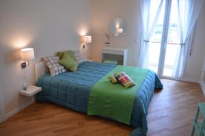マルサラにあるSan Giovanni & il Mareのベッドルーム(ブルーベッド、枕付)