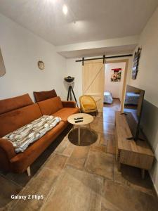 a living room with a couch and a table at Olé Toledo in Cómpeta