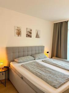 een slaapkamer met een groot bed in een kamer bij Fundis Apartment in Bad Harzburg