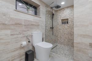 een badkamer met een toilet en een douche bij Olive Apartment 1 - w Free Parking, self-checkin, 5 min from Aquapark Nymphaea in Oradea +13 foto's