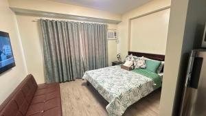 Ліжко або ліжка в номері MBMJs Condo ONE Regis