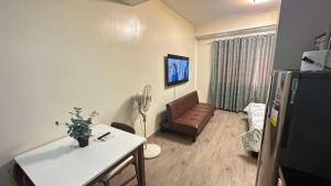 Телевізор і / або розважальний центр в MBMJs Condo ONE Regis