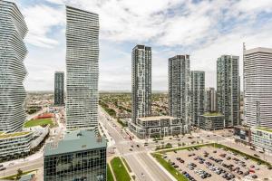 Nespecifikovaný výhled na destinaci Mississauga nebo výhled na město při pohledu z apartmánu