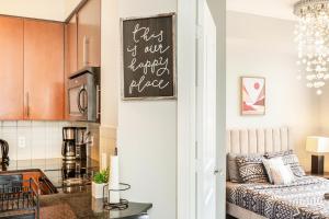 Postel nebo postele na pokoji v ubytování Executive 2BR 2BATH Condo with Lakeview Steps from SQ1