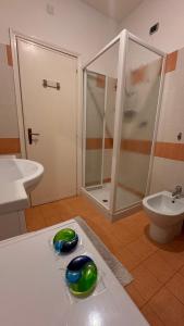 Un baño con ducha, lavabo e inodoro. en Scorcio sul mare di Ospedaletti, en Ospedaletti 6 fotos más