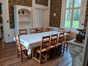 a dining room with a white table and chairs at Chateau prive, spa & 20ha,baie de somme mons boubert in Mons-Boubert