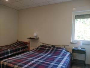 una camera da letto con due letti e una finestra di Maisonjoske a Beaulieu Altre 21 foto