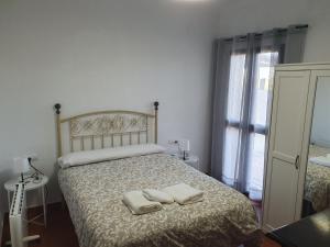 ein Schlafzimmer mit einem Bett mit zwei Handtüchern darauf in der Unterkunft El Algar Casa Rural in La Carlota + 43 Fotos