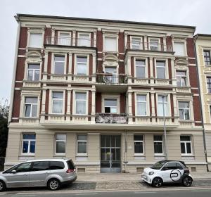 two cars parked in front of a building at Zentrumsnahe Wohnung, Anviolhomes in Hannover